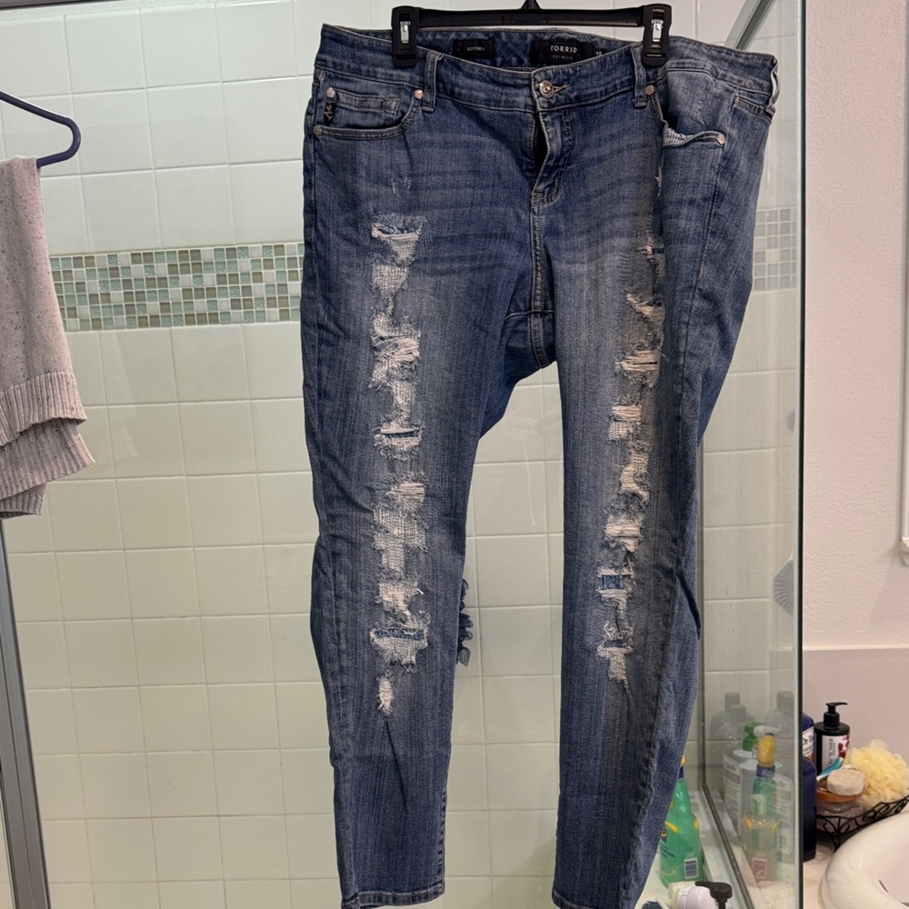 Trendy Distressed Skinny Jeans in Blue